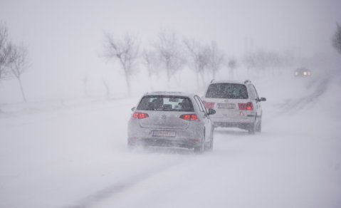 Autók a hófúvásban az 57-es úton, Mohács közelében 2014. december 28-án. MTI Fotó: Sóki Tamás