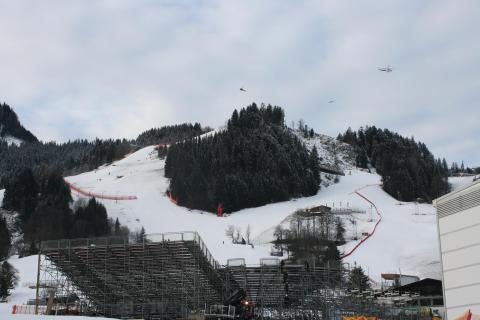 Helikopterrel érkezik a hó (Kép: Kitzbühel - Tirol / Facebook)