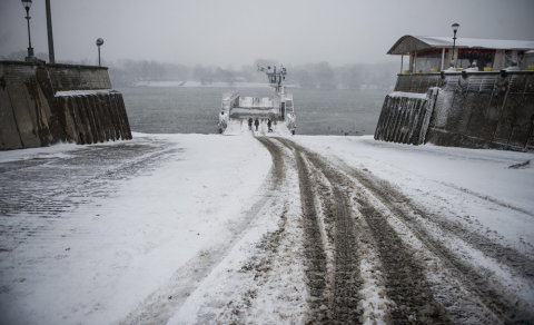 A behavazott Mohácsi kompkikötő 2014. december 28-án. MTI Fotó: Sóki Tamás