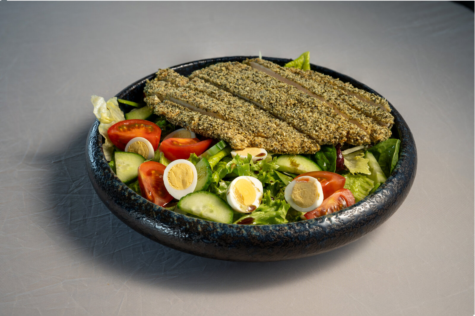 Streiricher-Backhendsalat-mit-HU00fchnrstreifen-im-U041aU00fcrbiskernpanier.jpg