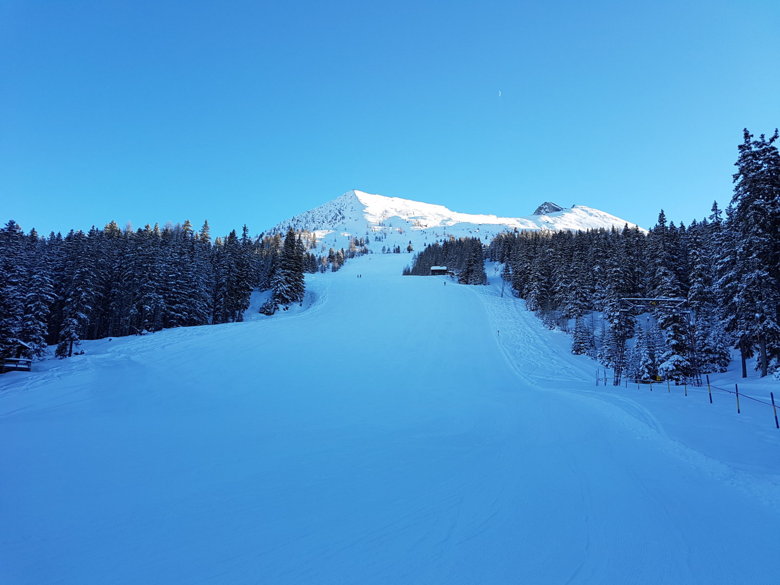 A B2 piros sípálya felső része. Szemben a Hüttenkogel-csúcs (2231m), jobbra a Graukogel (2492m)