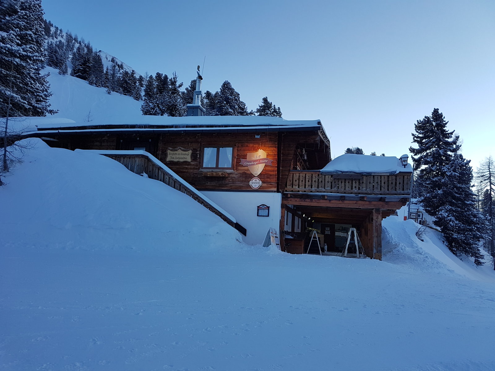 A Graukogel hütte nyiva van a sítúrázók kedvéért.