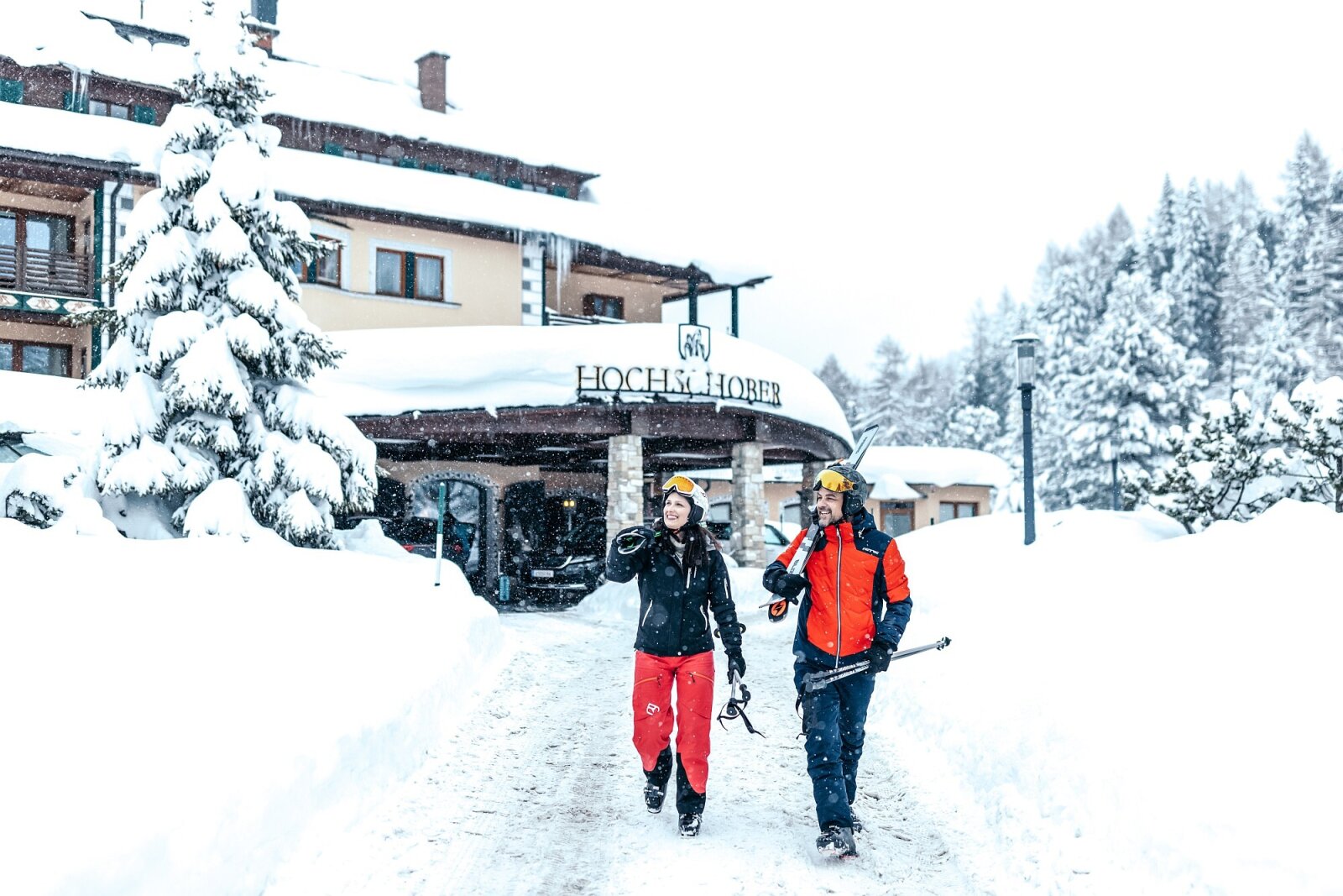 Beide-Skifahren-vor-Hotel.jpg