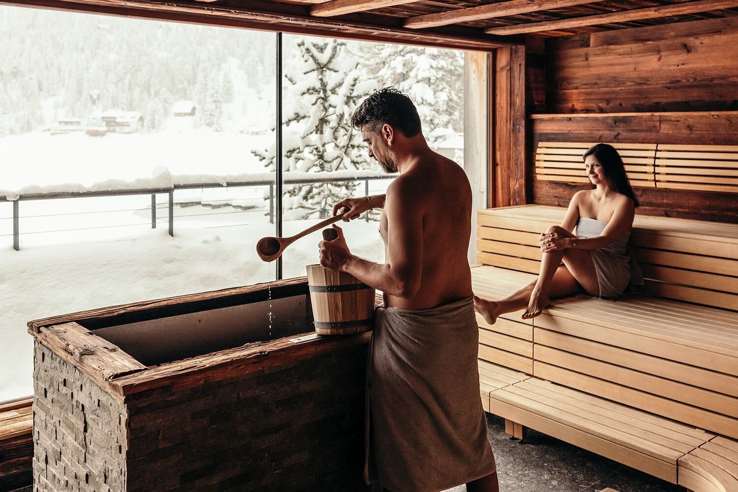 Panorámaszauna a Hotel Hochschoberben - téli kilátás a befagyott Turrachi-tóra