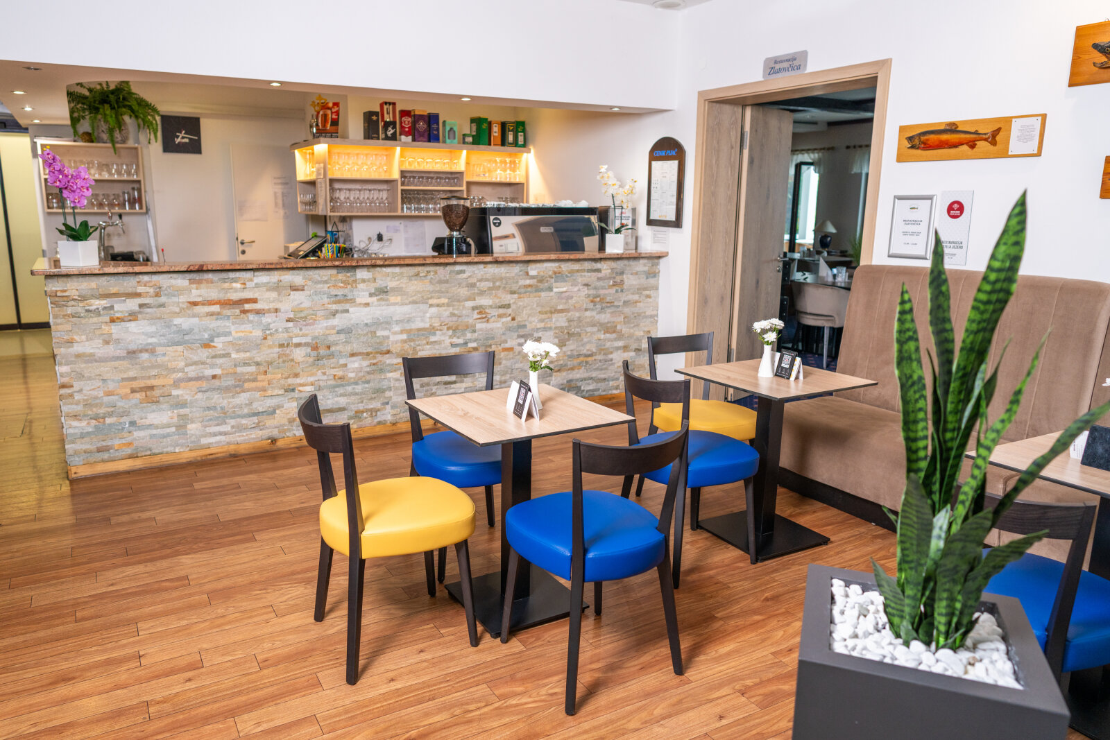 HOTEL-BAR.jpg