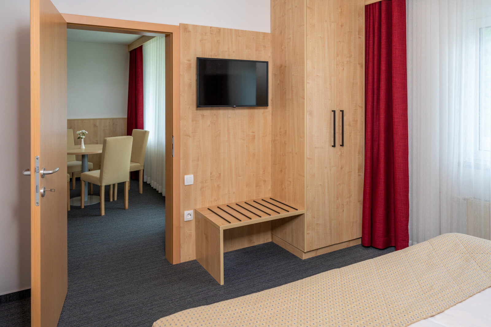 HOTEL-SUITE.jpg