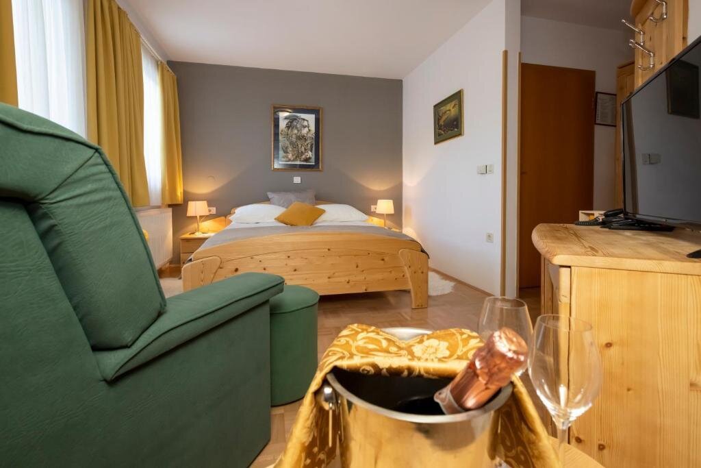 Franciaágyas, balkonos szoba