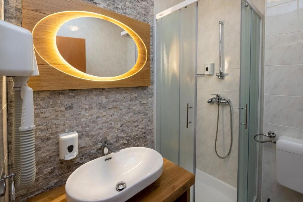 Franciaágyas, balkonos szoba