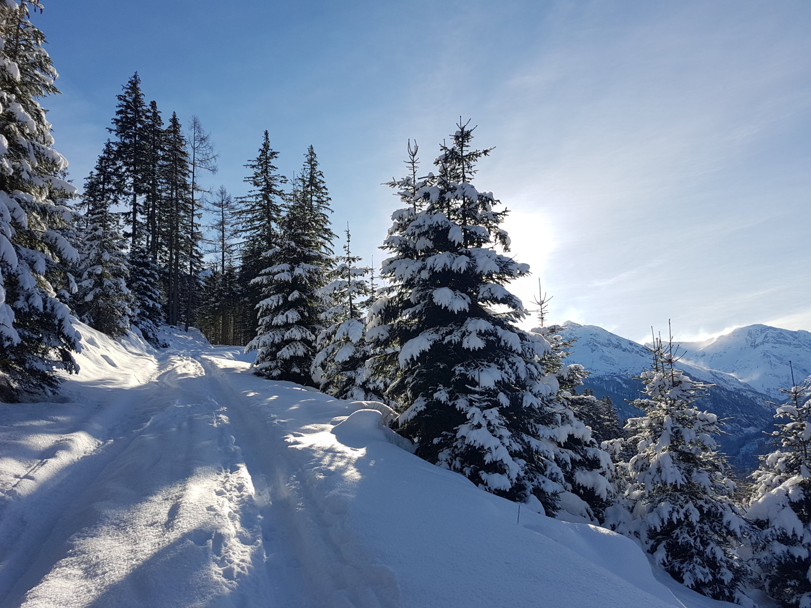 Sportgastein északi oldala, mögötte a Schareck. A gerinceken már erős a déli szél.