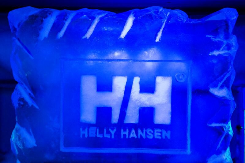 Helly Hansen logó jégpárnába faragva