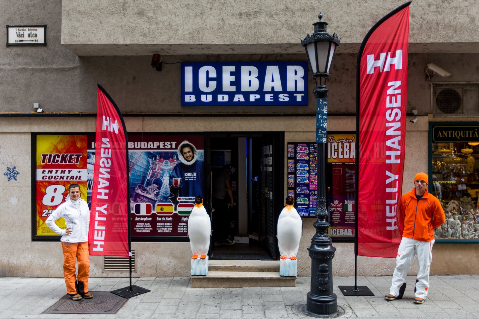 Icebar Budapest , Váci utca 82. - Itt mutatta be téli kollekcióját a Helly Hansen Magyarország