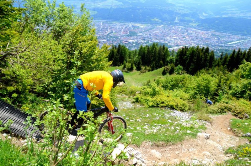 Kihívás a bringások számára: Innsbruck fölött a Nordkette Singletrail Európa egyik legmeredekebb, leghosszabb és legnehezebb downhill terepe.