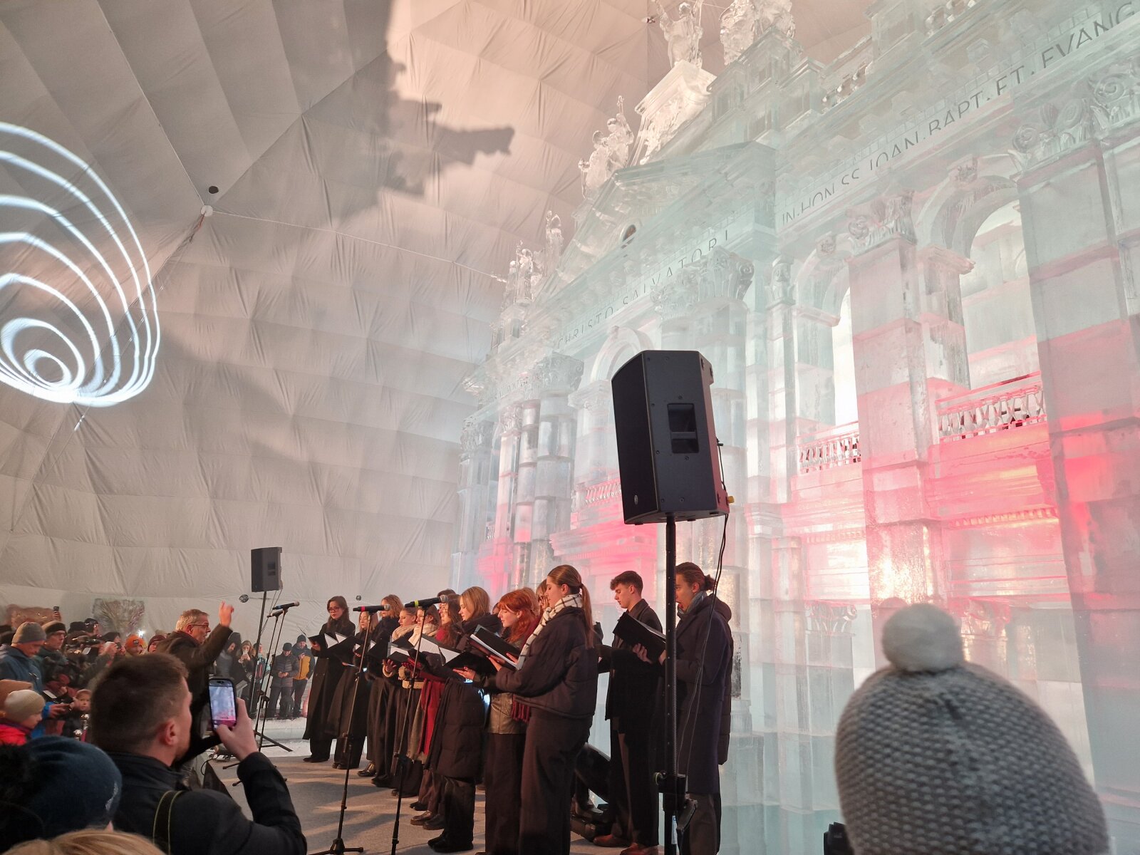 Ünnepélyes megnyitó kórussal