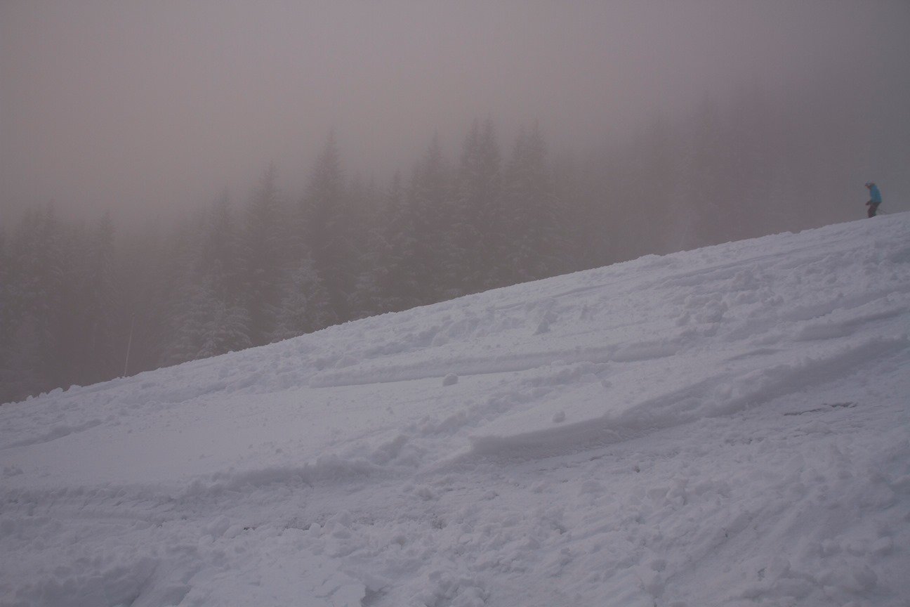 Egy kis freeride élmény ködben a pálya szélén.