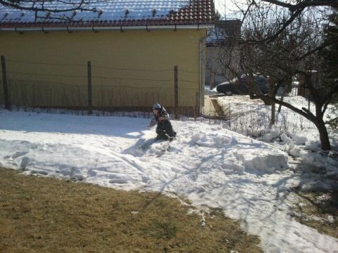 A fiam nem szereti a hóekés fékezést, ezért inkább csapatja a lécet. 2012.02.19.