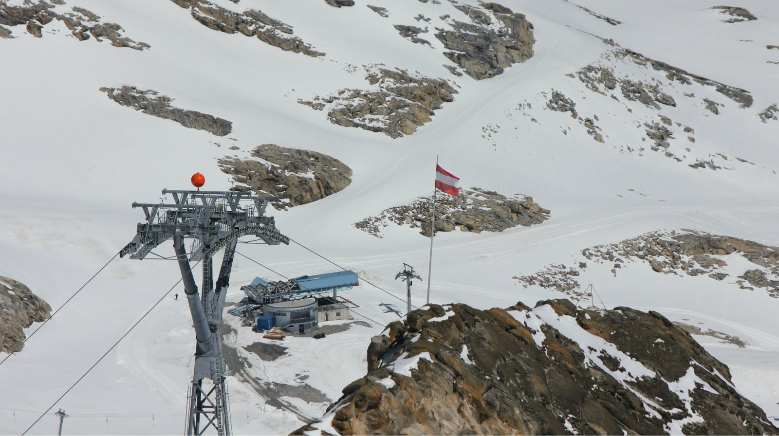 A Gletscherjet 4-en kész a kötélpálya, háttérben a Gratbahn-t bontják