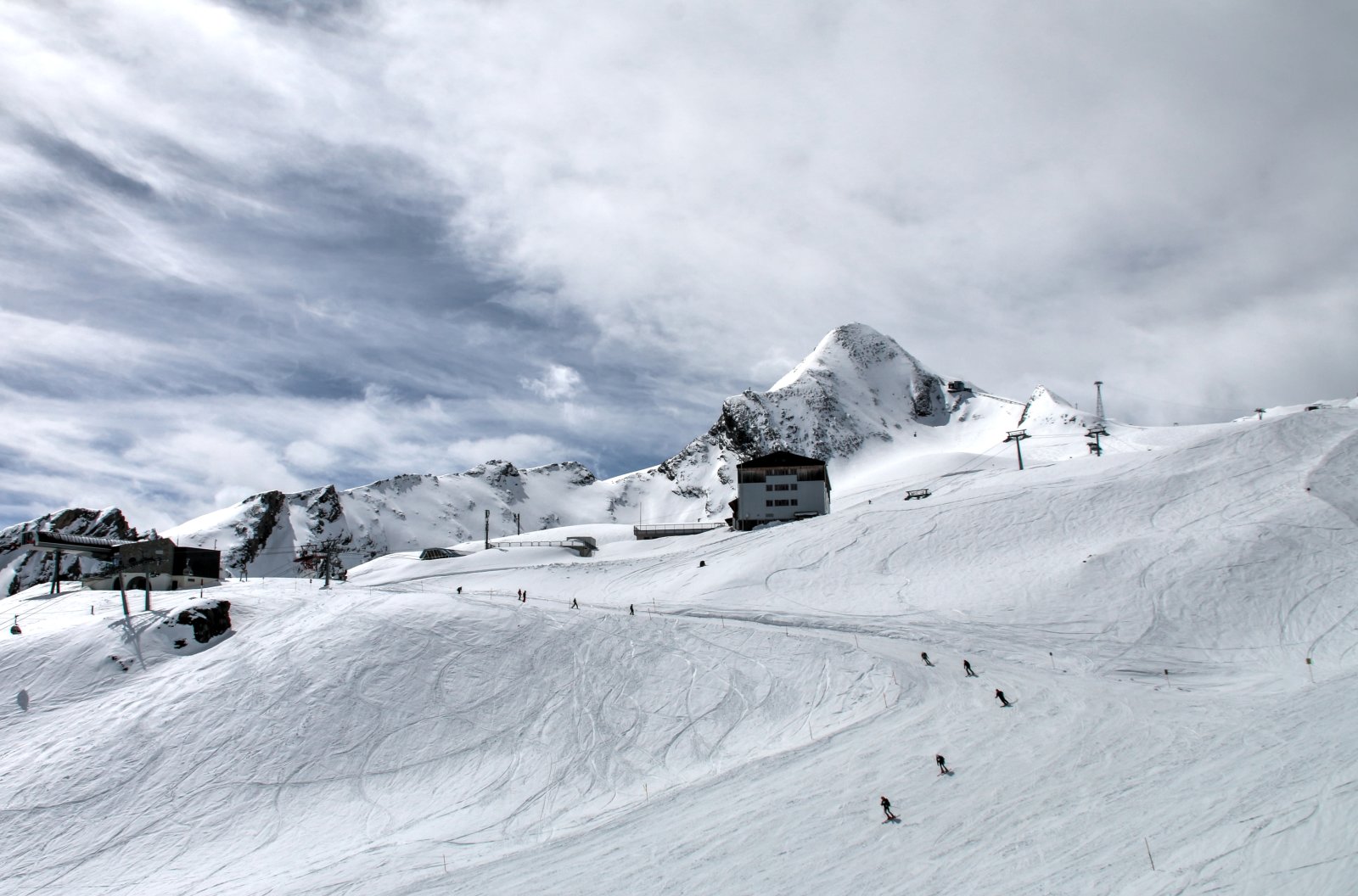 Panoráma a hatüléses Kristallbahntól; középen az Alpincenter környékének épületei