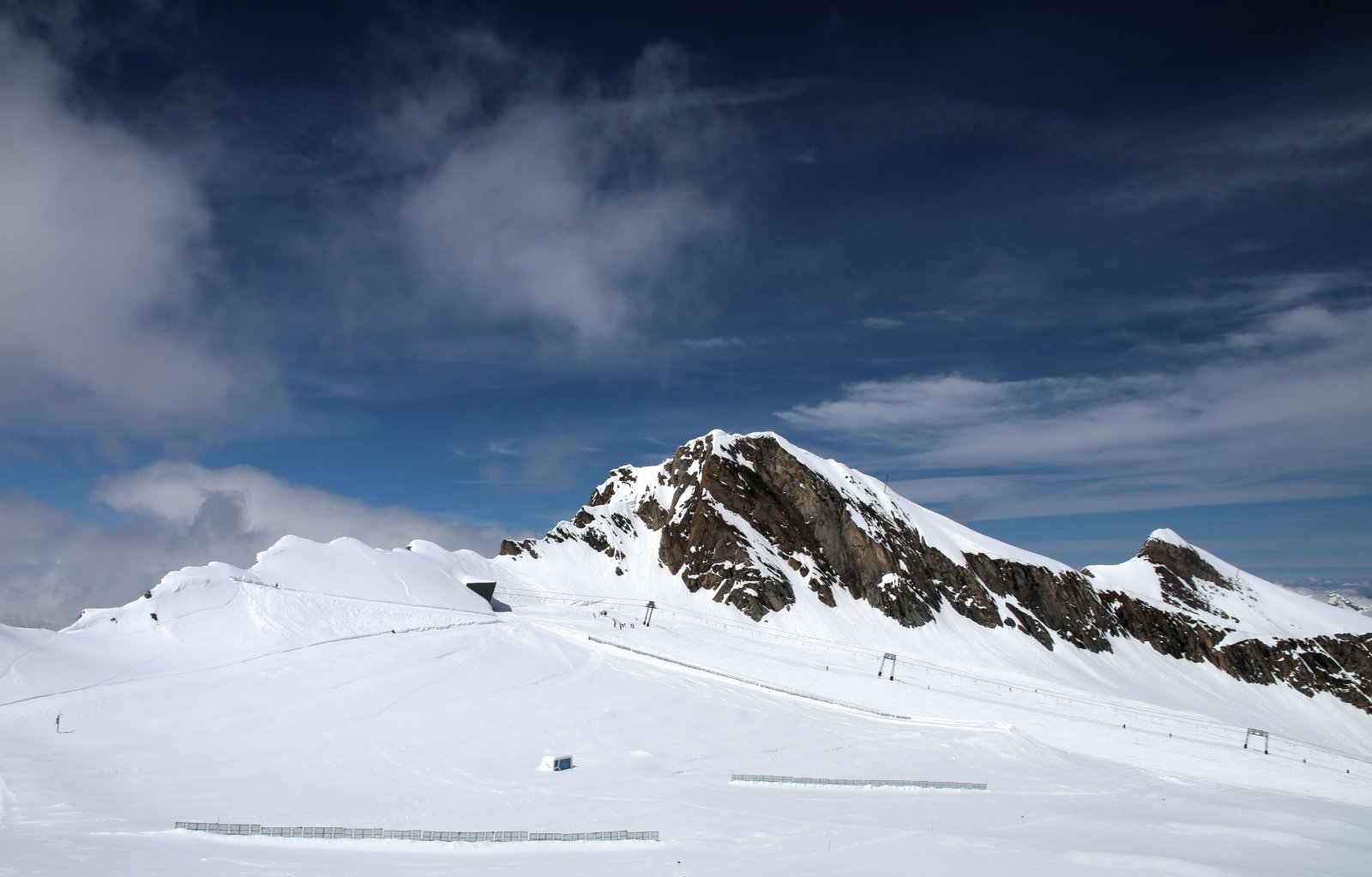 A gleccserplató, háttérben a Maurerkogel , alatta a Kitz gleccserliftek