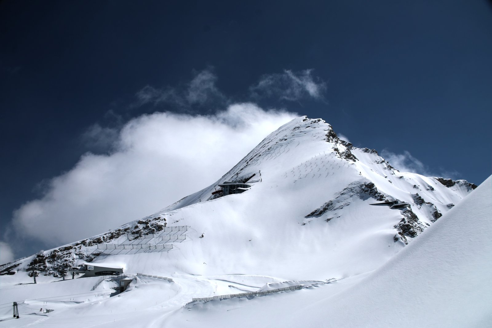 A 3204 m magas Kitzsteinhorn a kilátótól induló Gipfelsteilhanggal, ami korábban hivatalos sípálya volt