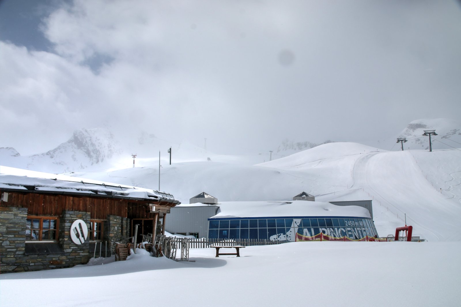 Az Alpincenter és a Gletschermühle étterem 2450 méteren