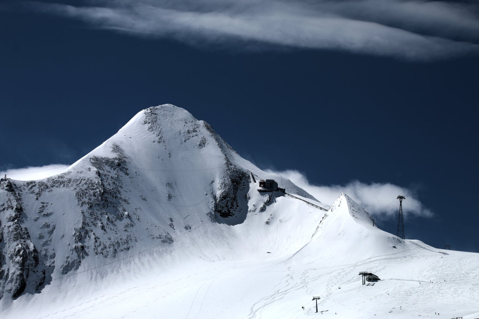 A 3204 m magas Kitzsteinhorn, alatta a Gipfelwelt épülete