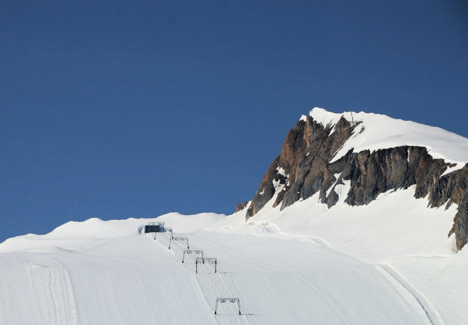 A Kitz gleccserliftek, jobbra a Maurerkogel