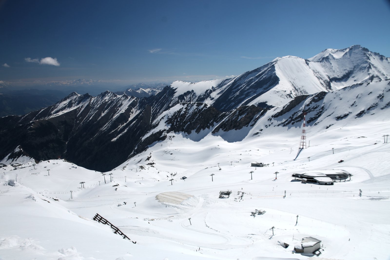 Kilátás észak fele, többek közt az Alpincenterhez vezető pályákkal