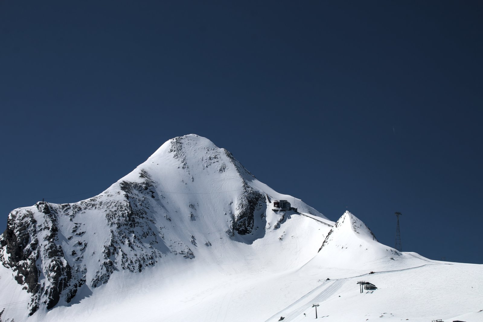 A Kitzsteinhorn csúcs, tőle jobbra a Gipfelwelt épülete