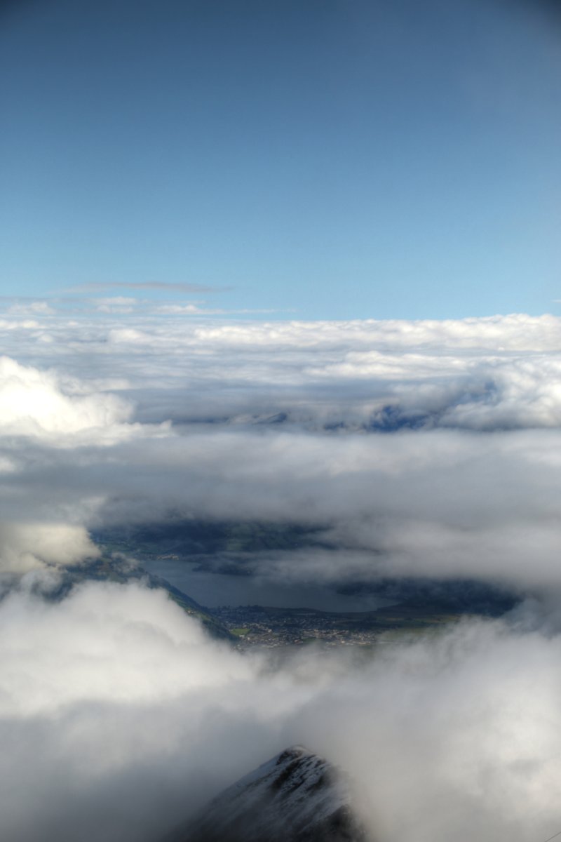A völgyben felhőtakaróba burkolódzik a Zelli tó