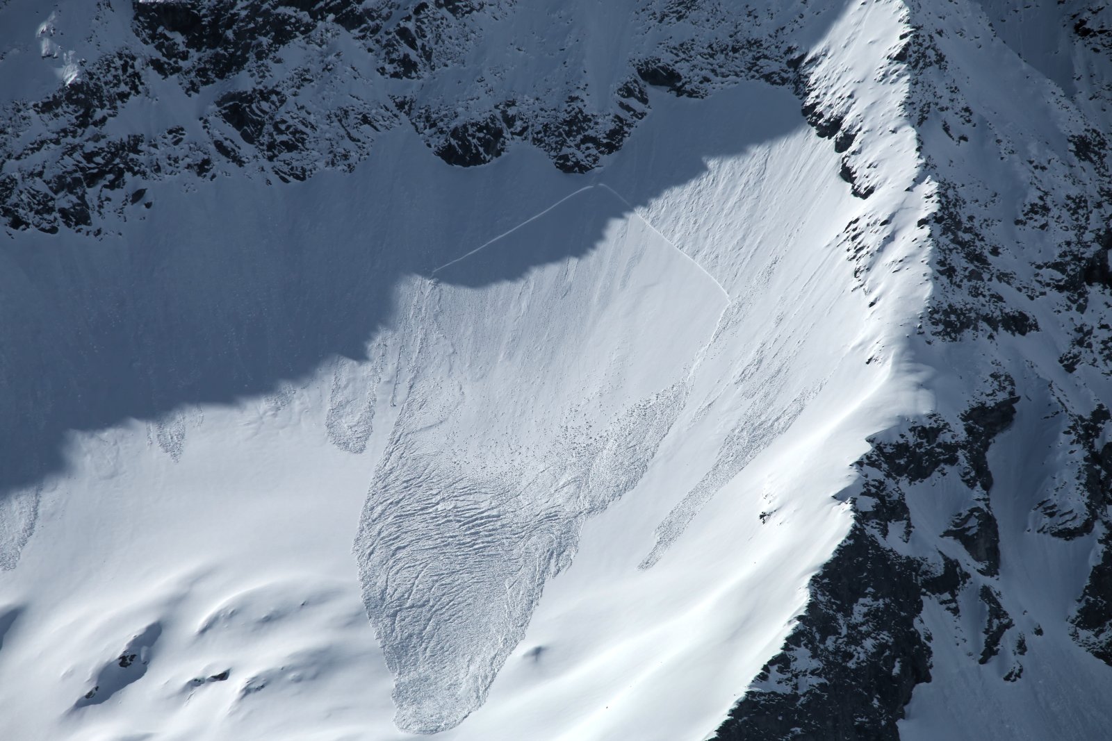 Többszáz méter széles lavina indult el a Glockner csoport egyik északias hegyoldalán
