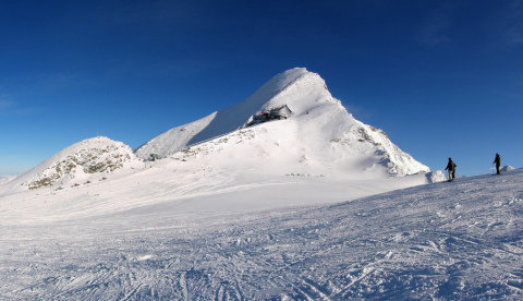 Síelők csodálják a 3204 méter magas Kitzsteinhornot.