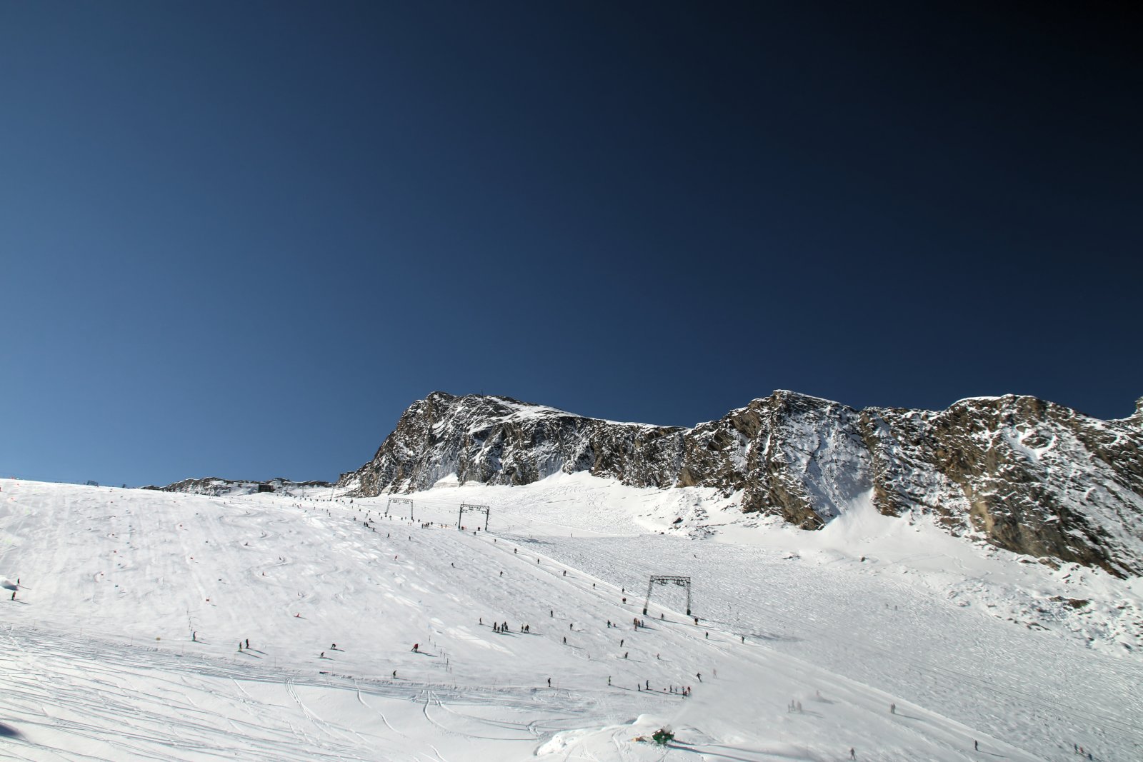 Síelők és snowboardosok élvezik a széles gleccserpályákat - Fotó: Stani