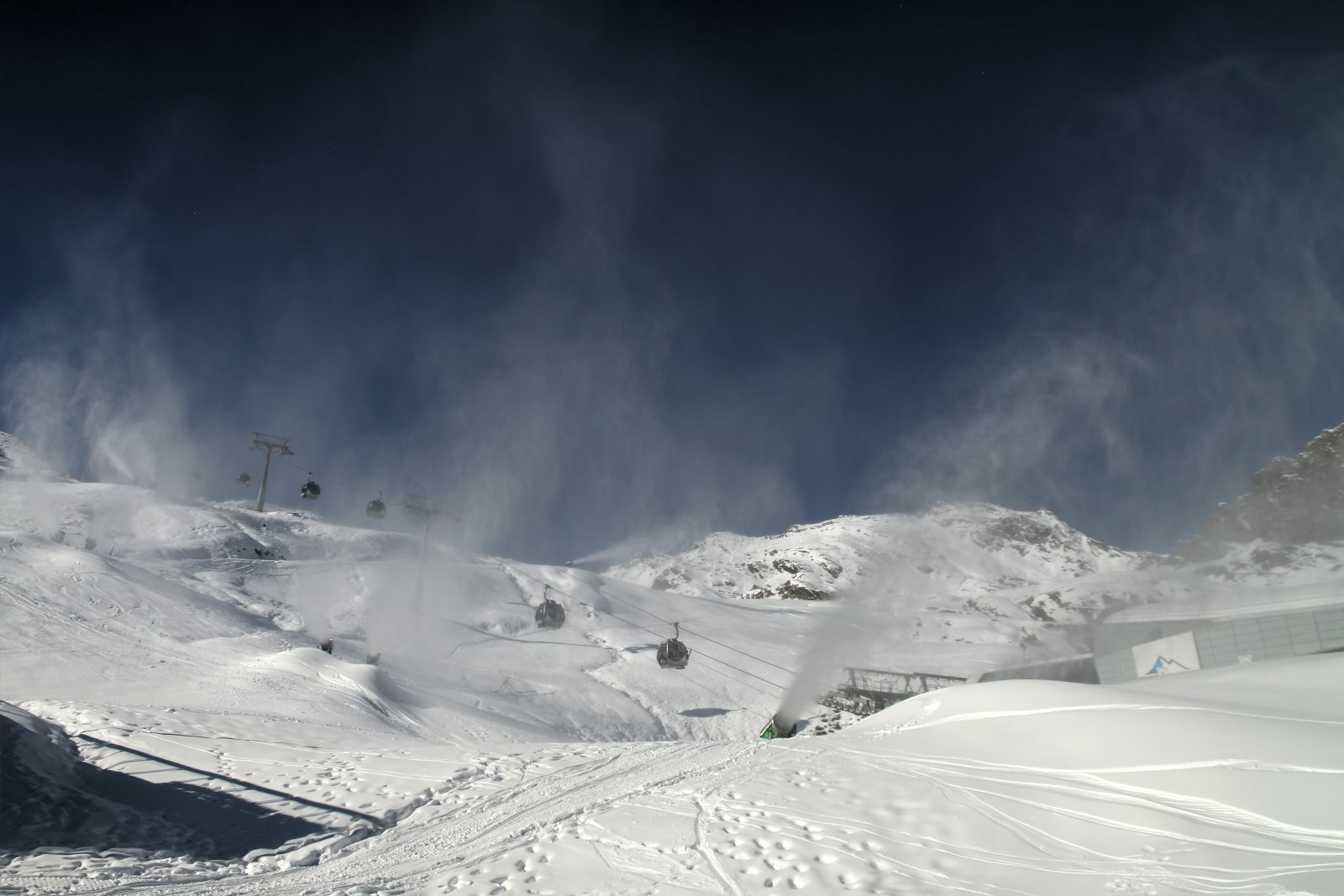Intenzív hóágyúzás az Alpincenterhez vezető sípályán, a napokban ezt is megnyitják - Fotó: Stani