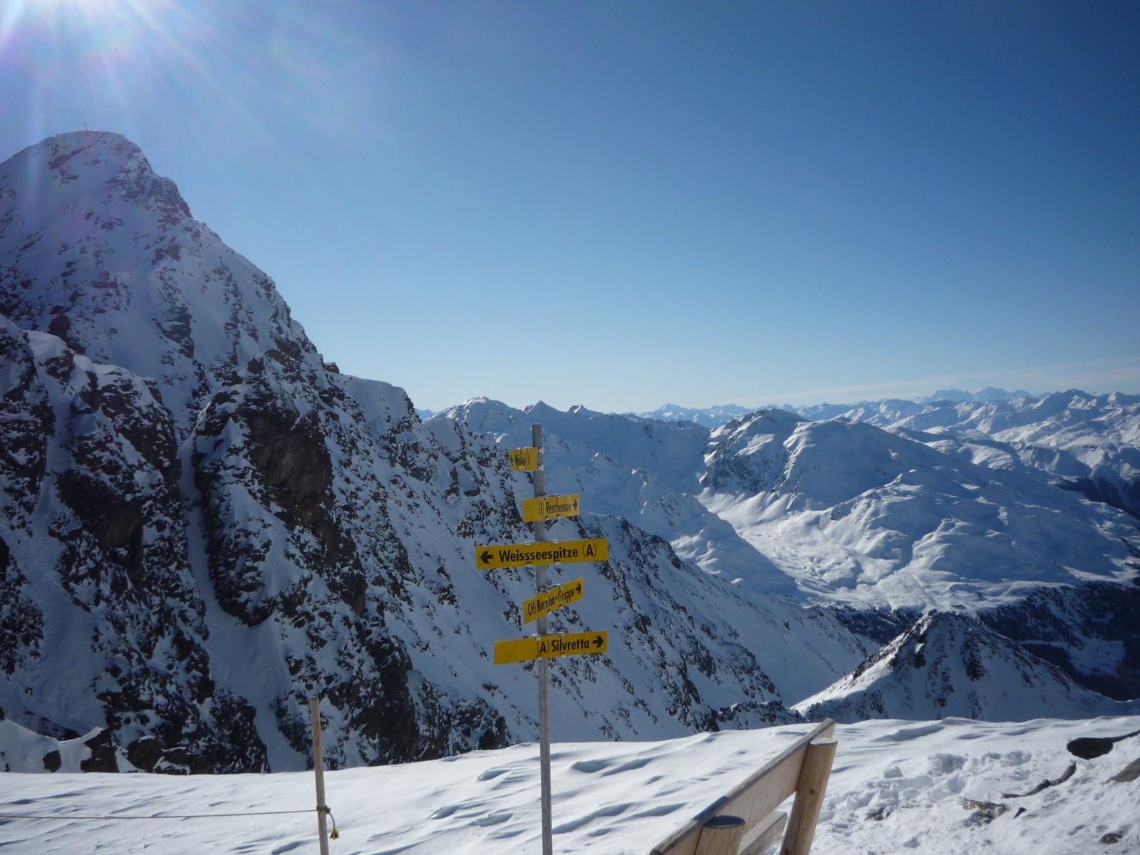 Kilátás Dél-Tirol felé (Karlesjoch, 3108 m), balra a Karlesspitze (3260 m)