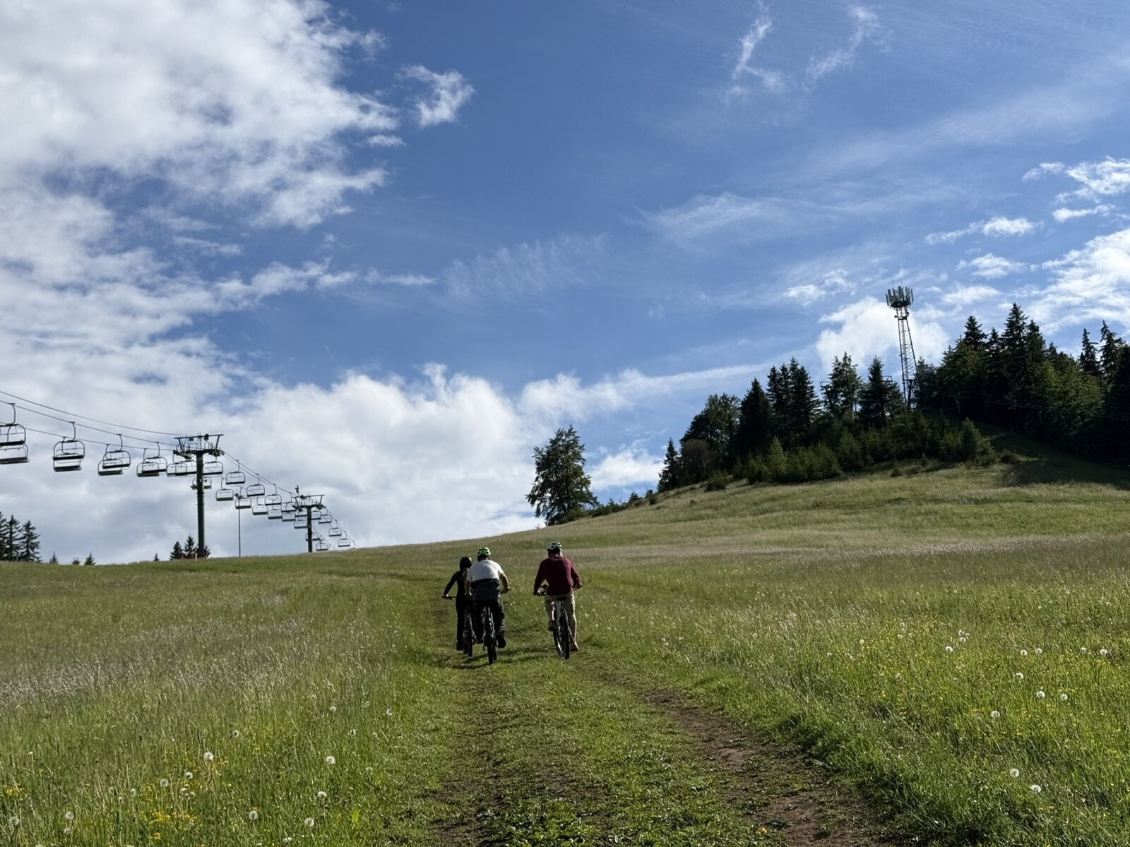 Irány a Zahradiste oldal teteje (itt még e-bike segítséggel, június végétől már az ülőlift üzemel)