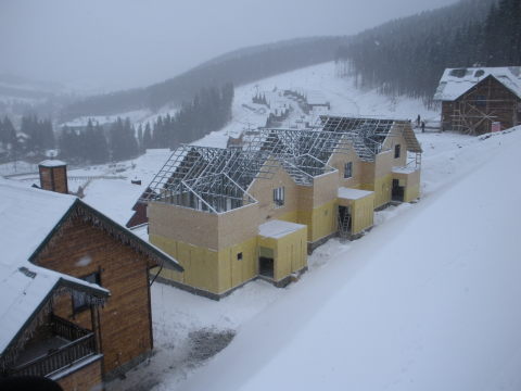 december 22-én, hóesésben, minusz 10 fokban is építkeznek. A háttérben láthatók is az ácsok.