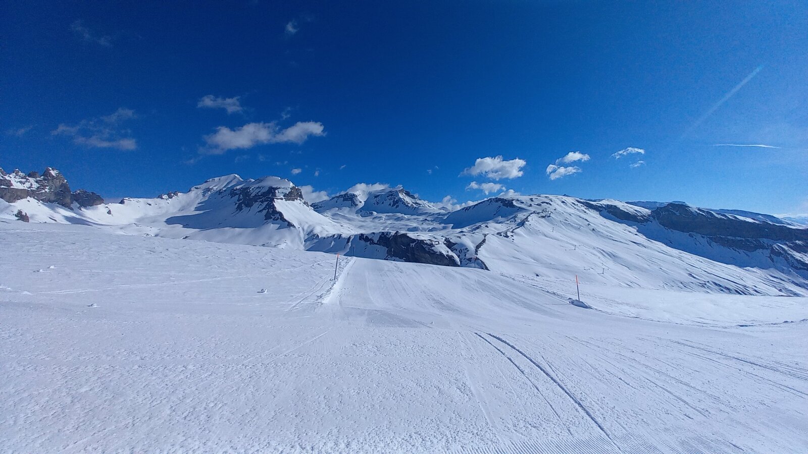 Észak irányba mind sítúrázó hely