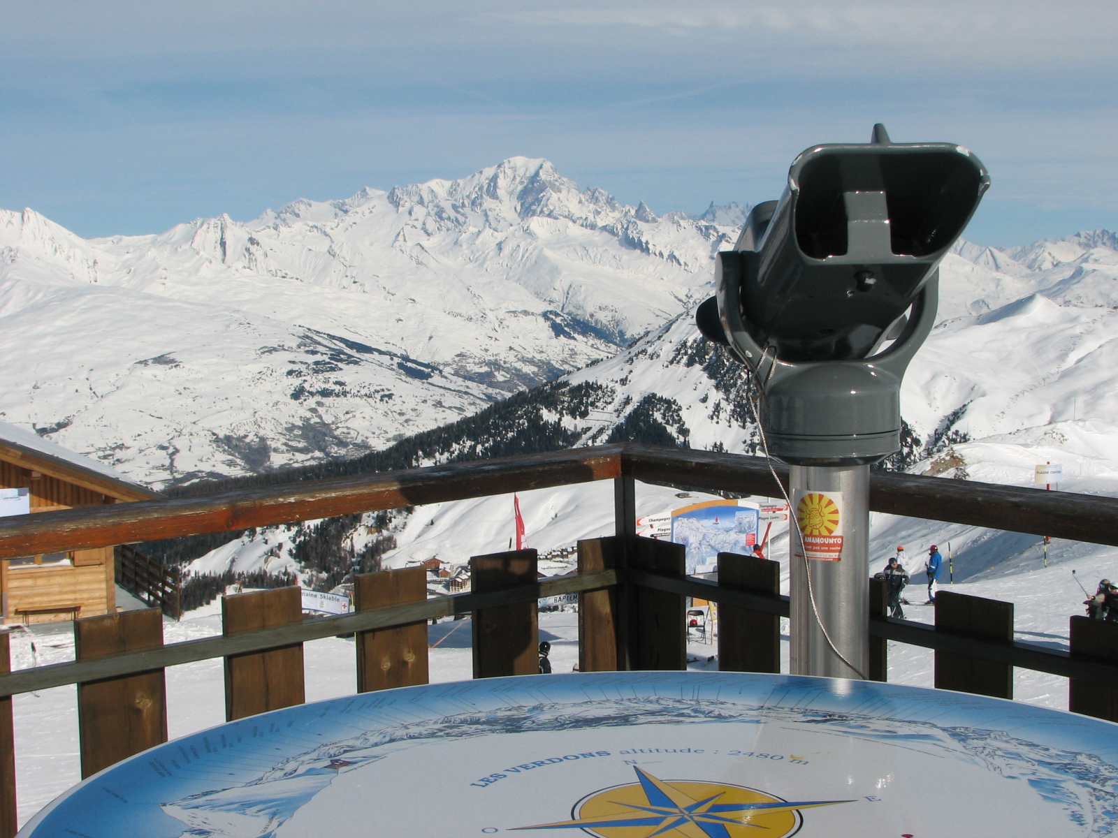 A kilátóból La Plagne és a háttérben a Mont Blanc