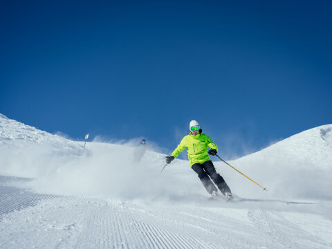 First Tracks: síelés frissen ratrakolt pályán