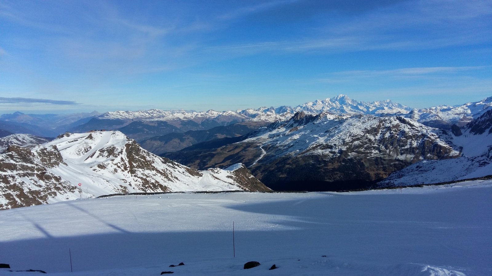 A háttérben jól látszik az Alpok legmagasabb csúcsa, a Mont Blanc.
