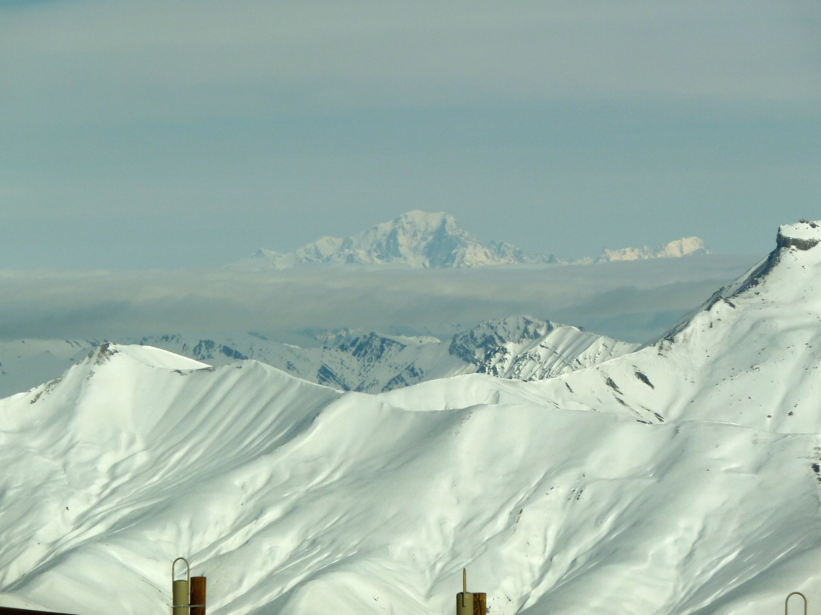 Kilátás a felhők fölött kibukkanó Mont Blanc -ra