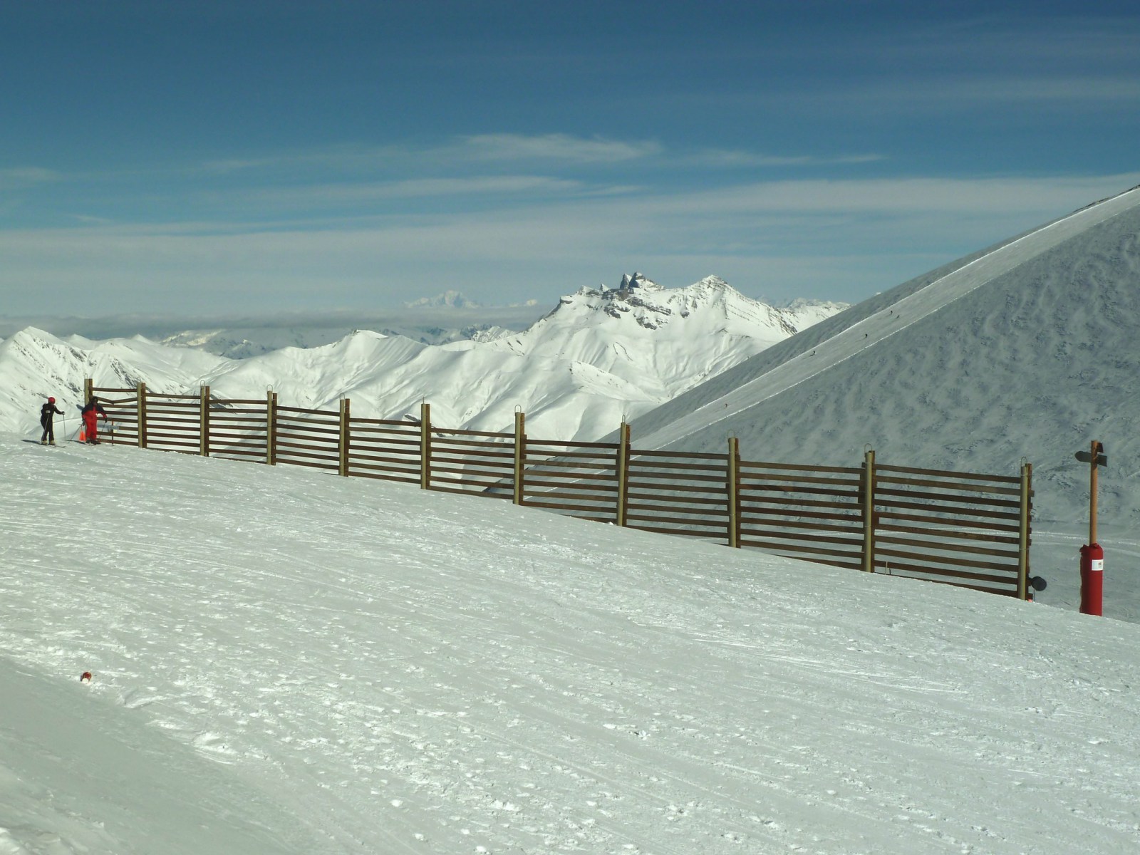 Kilátás Glacier 3200 -ról. Háttérben a Mont Blanc