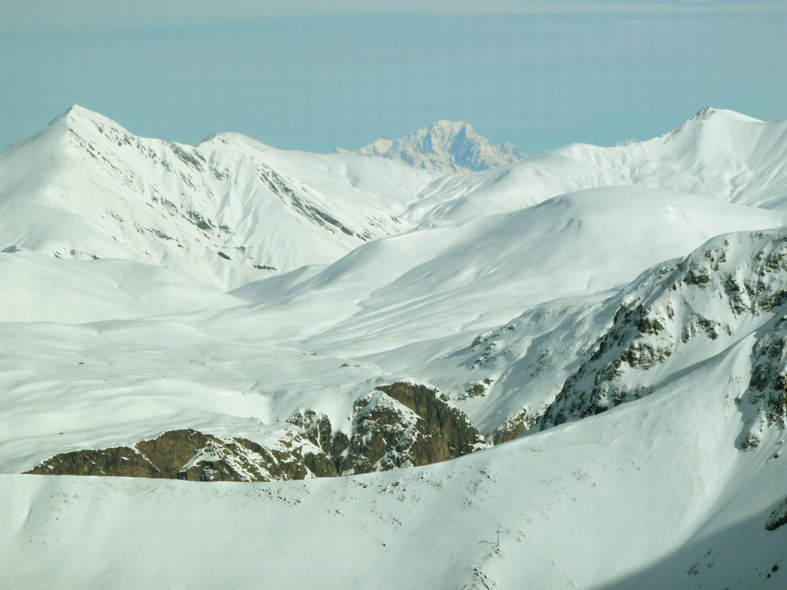 A hegyek között kikandikáló Mont Blanc csúcs