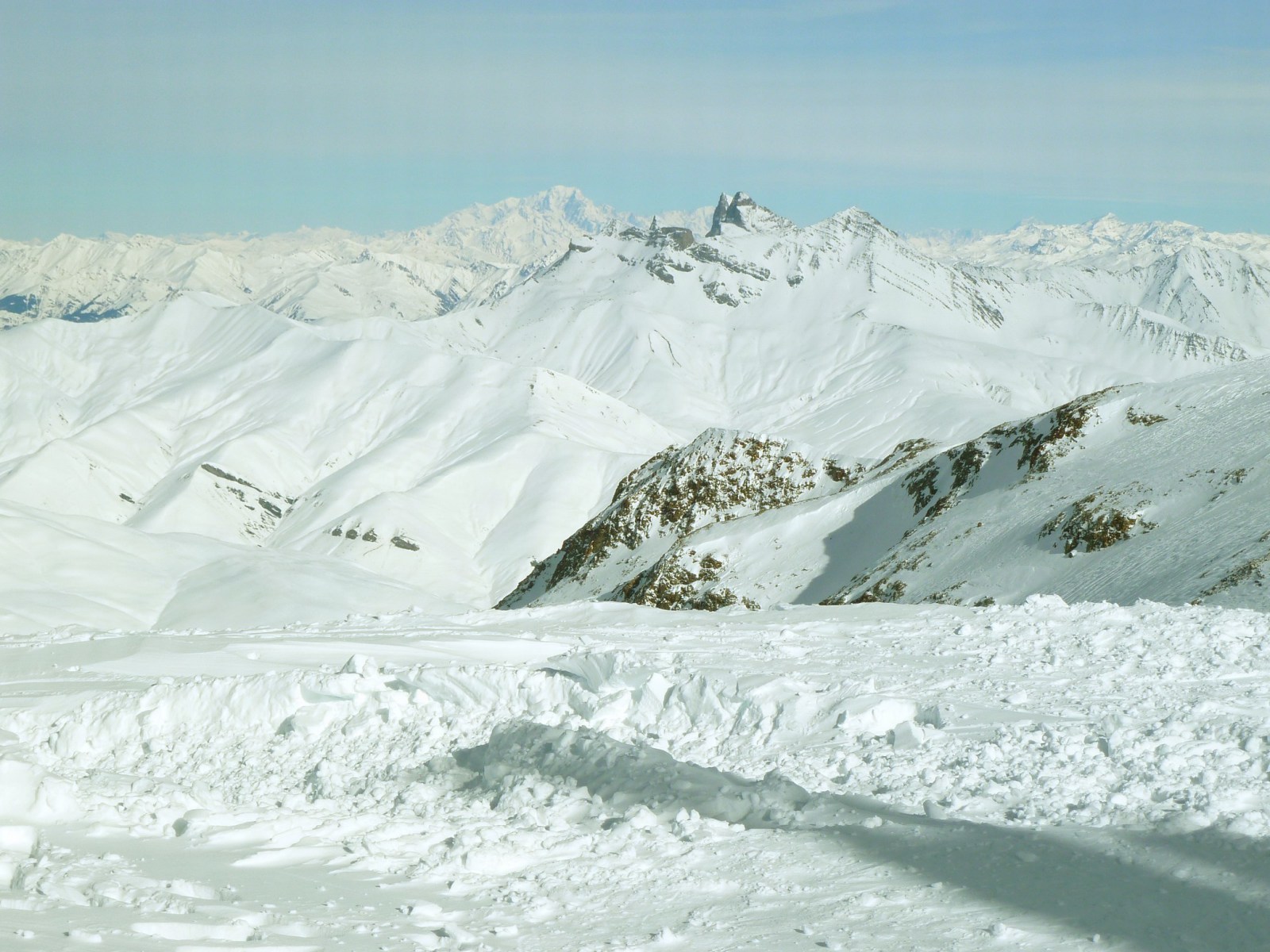 Kilátás Glacier 3400 -ról háttérben a Mont Blanc-nal.