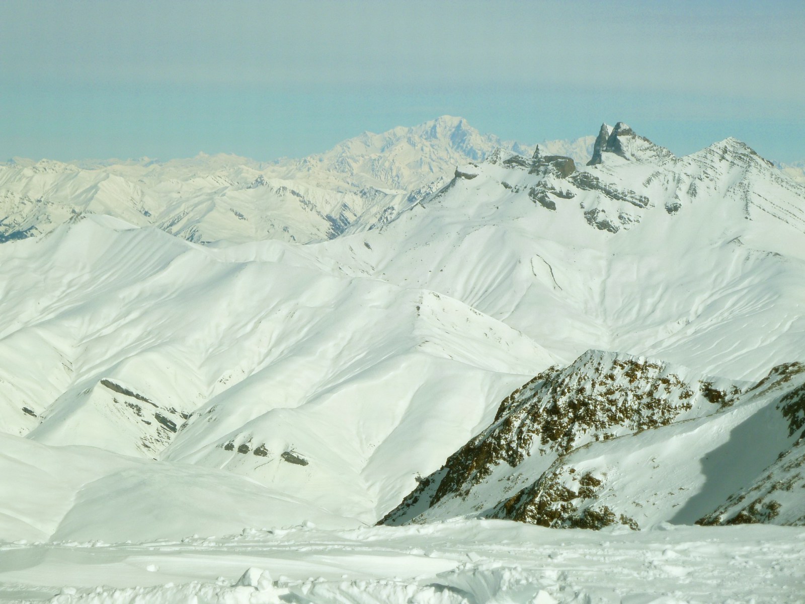 Kilátás Glacier 3400 -ról háttérben a Mont Blanc-nal.