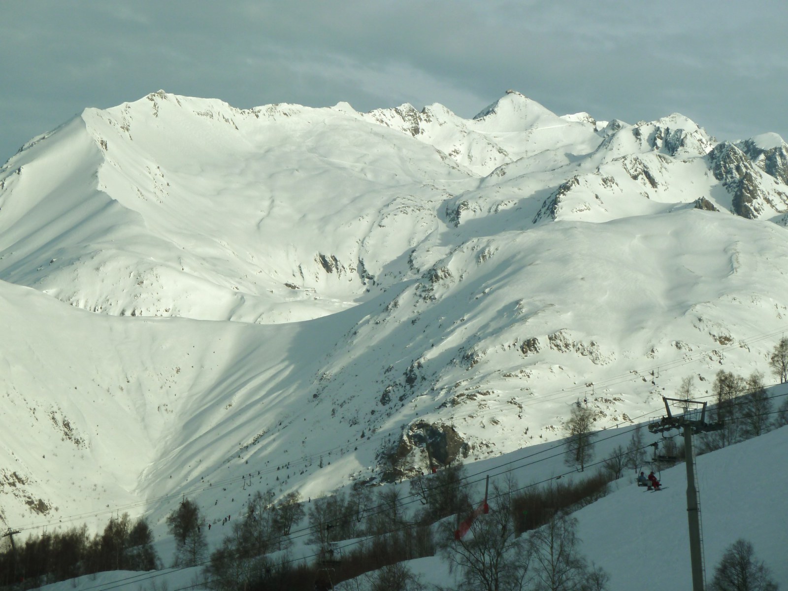 Kilátás Les 2 Alpes -ról (háttérben Alpe d'Huez síterepe)
