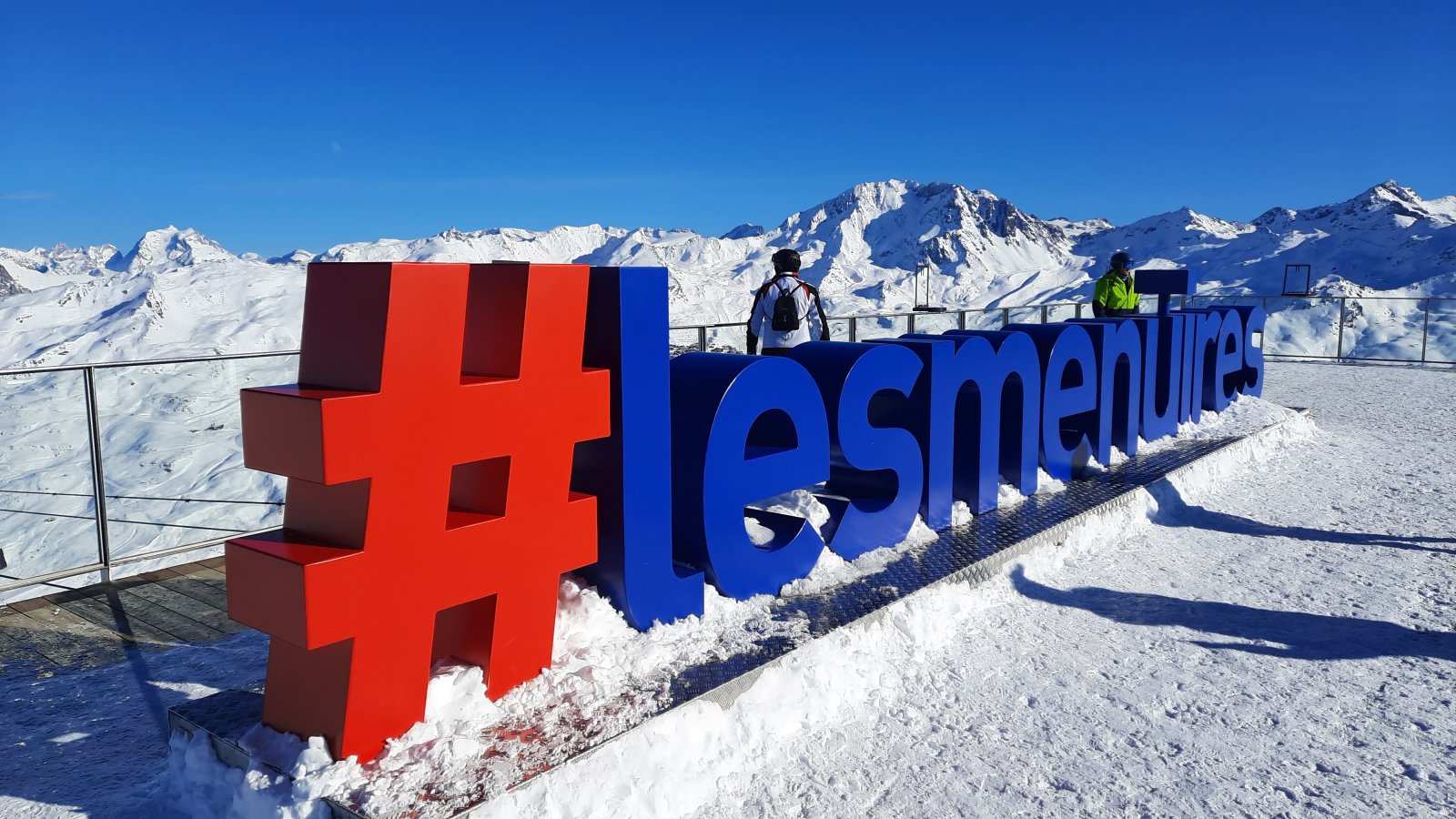 Az óriási #lesmenuires betűszobor a fotósok kedvence