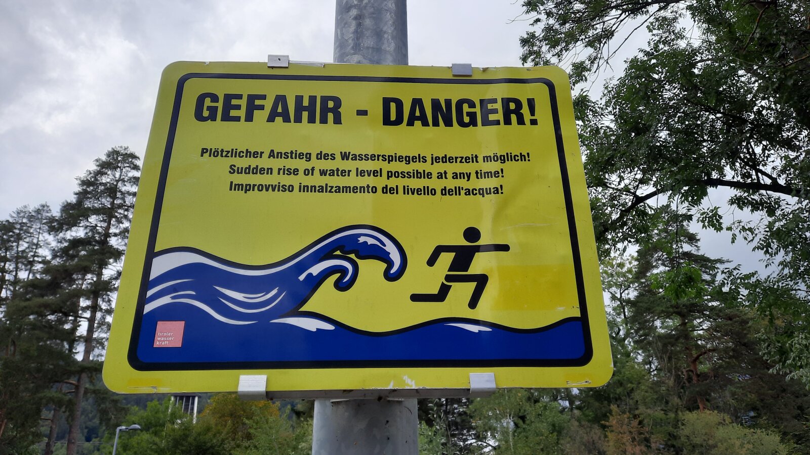  Veszélyt jelző tábla: gyorsan jön az áradás