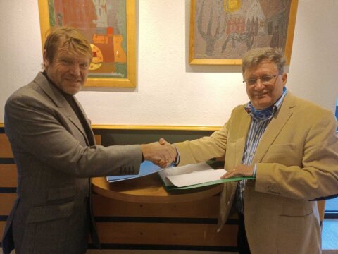 Dr. Fürstner Jószef a Magyar Sí Szövetség elnöke és Fehér Gyula aláírta a megállapodást a 2023. évi versenyről