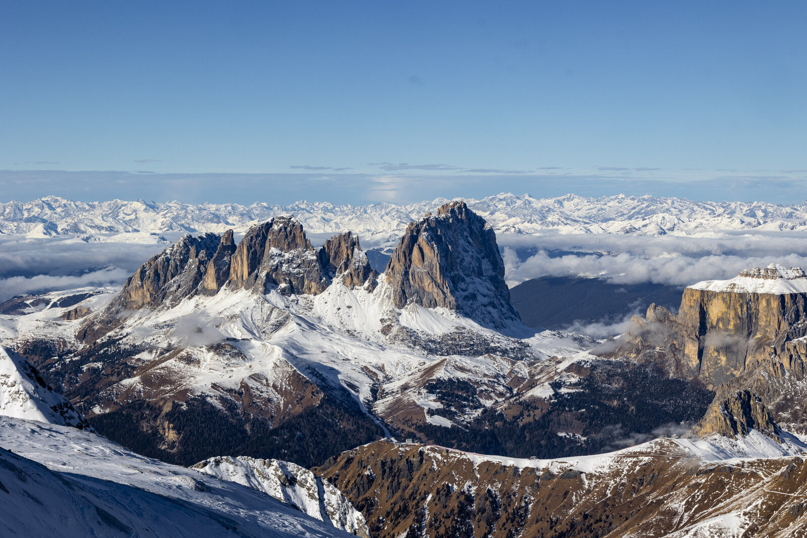 2025-Skiing-in-the-Dolomites-002.jpg